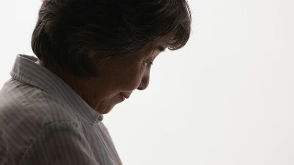 母さん、こうするしかなかった。すまない…世帯年収800万円・2人の子を持つ48歳会社員、77歳母の老人ホーム生活を支えるも「月6万円の仕送り」に3年で限界。無念の転居へ【CFPの助言】